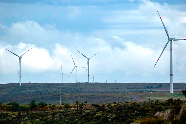 Gobierno acelera transición energética y adelanta meta prevista para 2050
