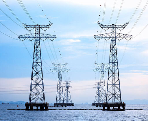 Torres de transmisión HVDC en paisaje desértico